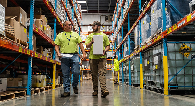 Warehouse-employees-talking-and-walking-closeup_WEB_1