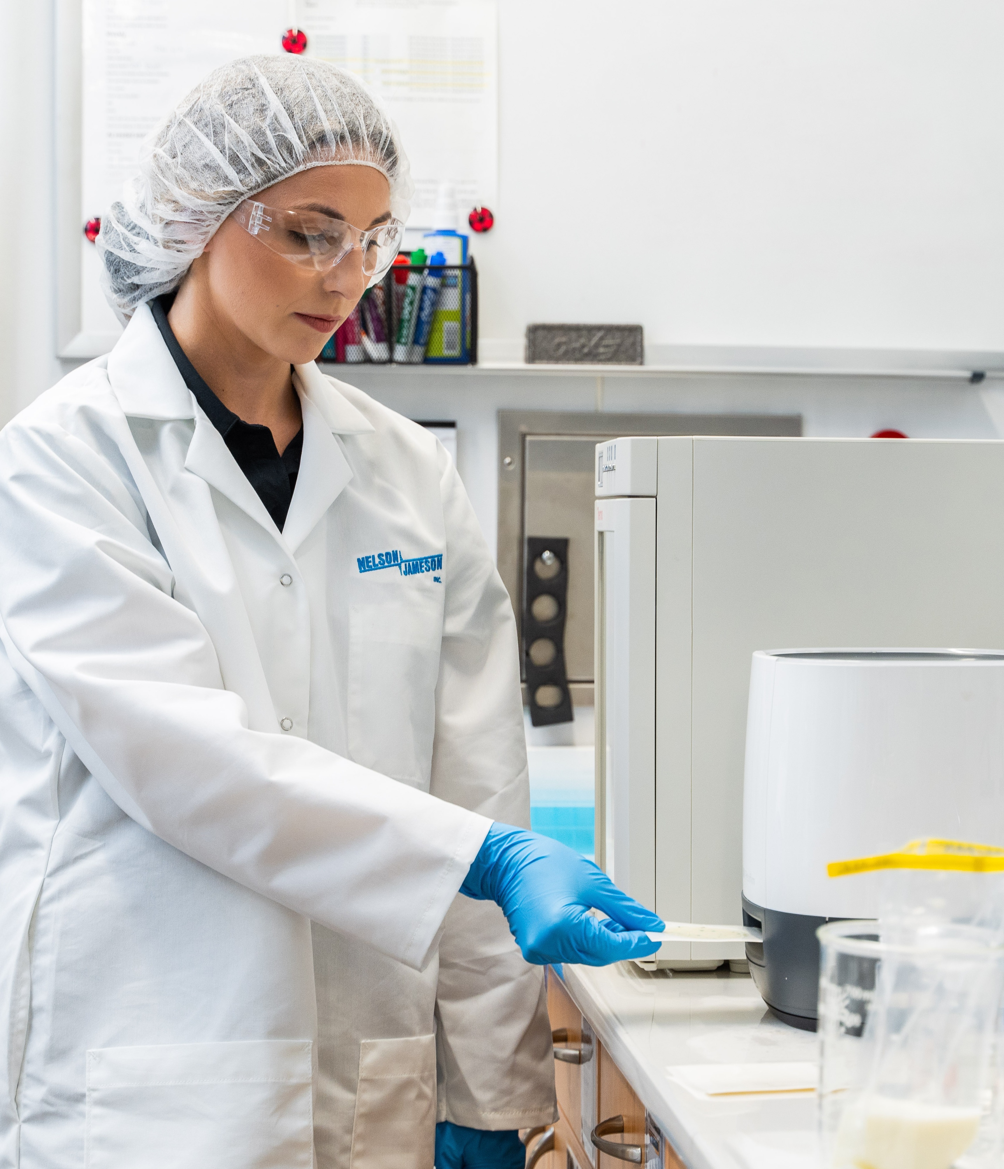 Jordyn-Warosh-removing-Neogen-petrifilm-from-Neogen-petrifilm-plate-reader-advanced-1